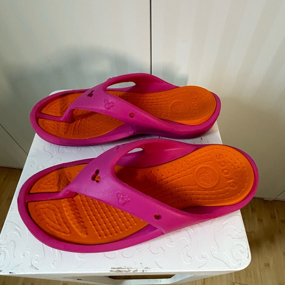 NWOT CROCS Athens Disney Pink Orange flip-flop sandals Ladies Size 9 (Men’s 7) - Picture 7 of 8